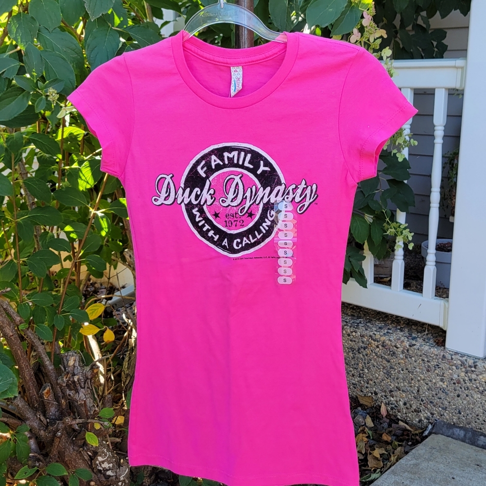 Duck Dynasty T-shirt S hot pink: family with a calling